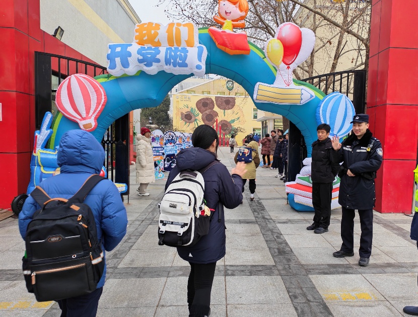 北京警方全力做好中小学幼儿园2026年春季学期开学安保工作(图1)