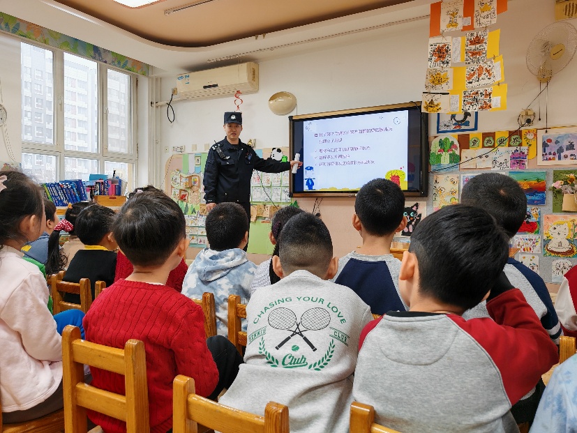 北京警方全力做好中小学幼儿园2026年春季学期开学安保工作(图2)